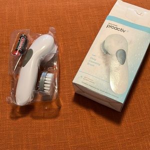 PROACTIVE + DEEP CLEANSING BRUSH